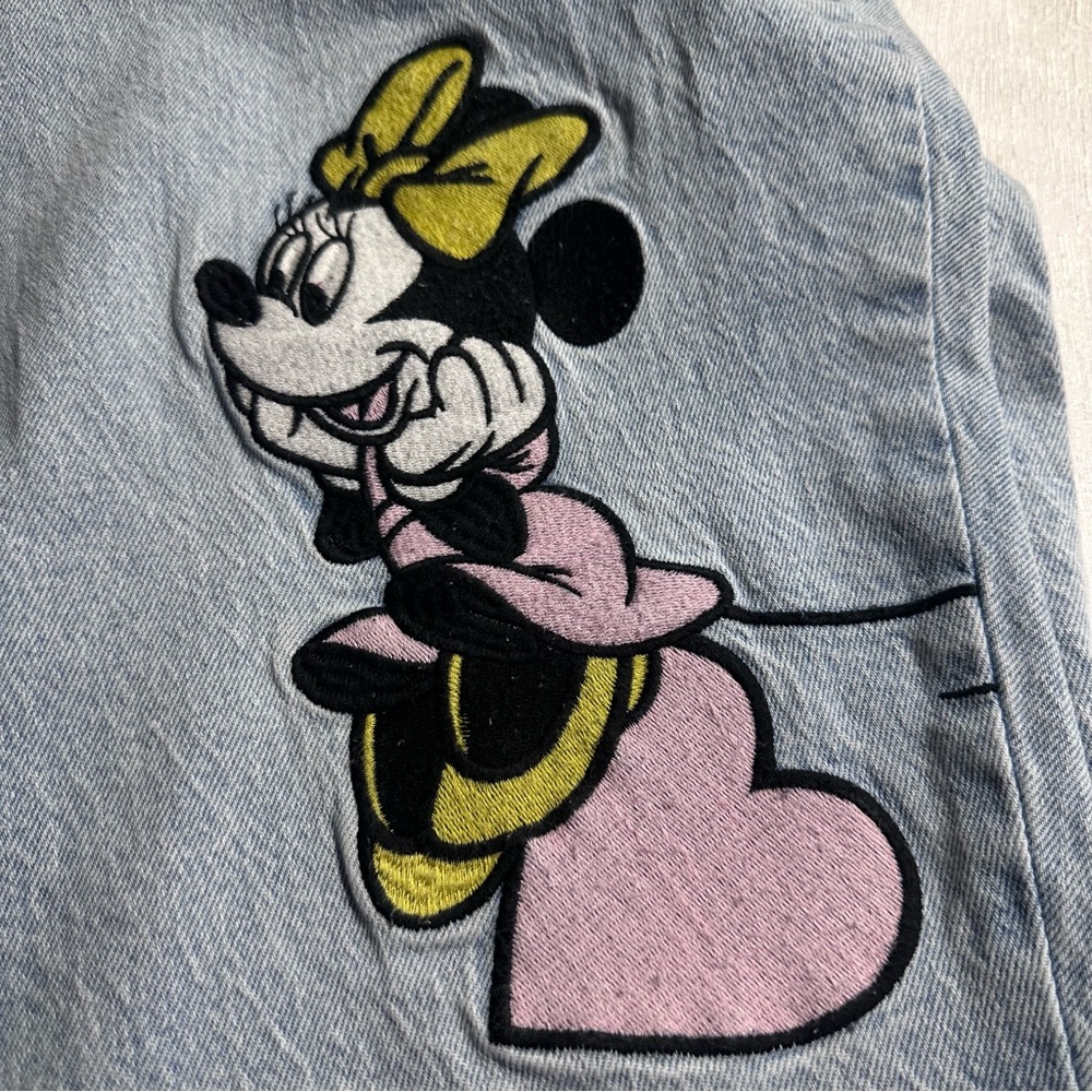 Her Universe Disney Light Blue Mom Jeans with Mickey & Minnie Heart Design Sz 22 - Picture 13 of 14